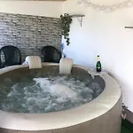 Nika Nyaralo Jakuzzival Balatonkeresztúr