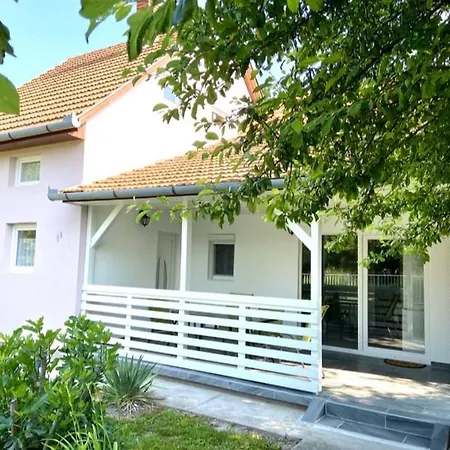 Nika Nyaralo Jakuzzival Holiday home *