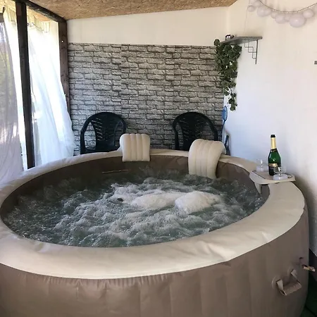 Nika Nyaralo Jakuzzival Holiday home *